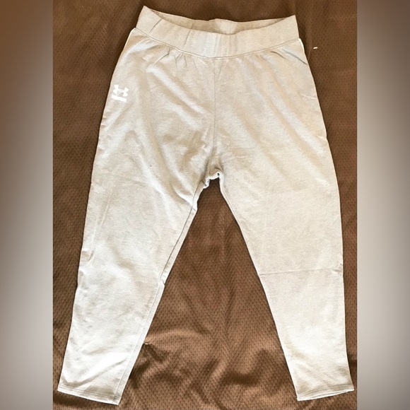 NWOT Under Armour Light Heather Grey Loose Fit Elastic Waist Capri Gym Pant - M - Picture 2 of 6